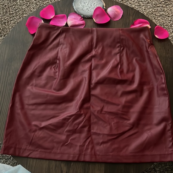Maroon colored skirt - Picture 4 of 4